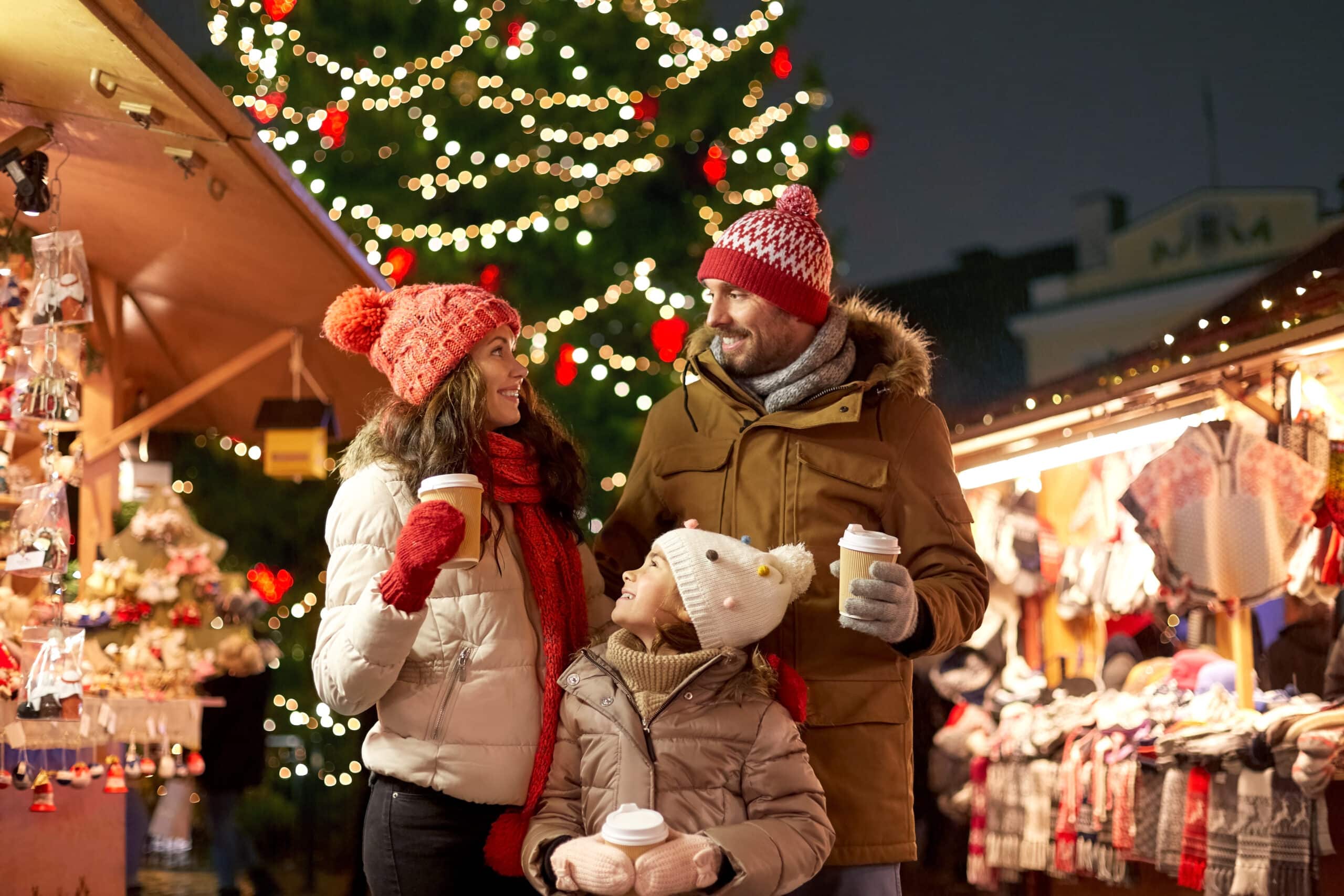 Familia en el mercadillo navideño