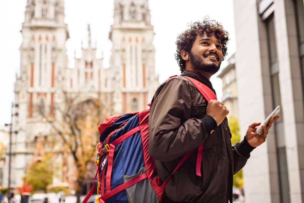Turista utilizando el teléfono móvil
